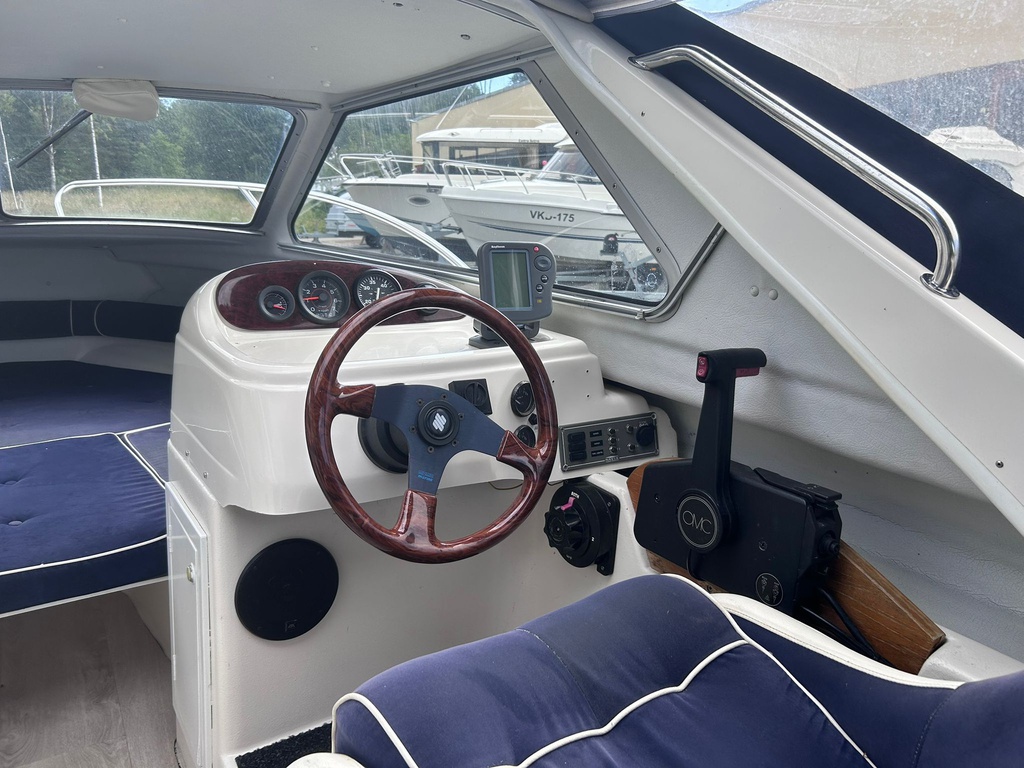 Bella 642HT + Evinrude 90