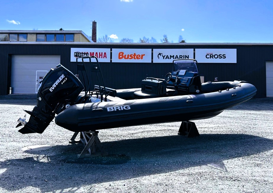 Brig Navigator 700 + Evinrude E-TEC 200